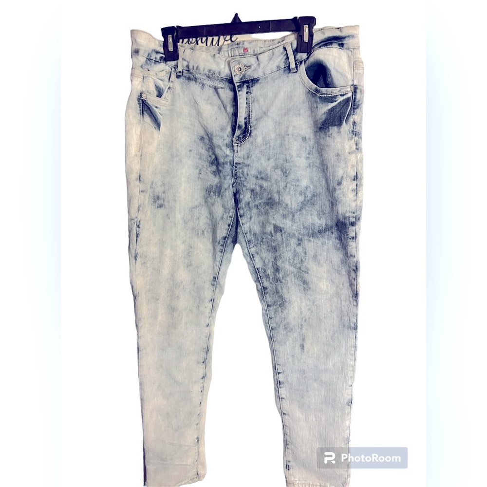It’s Me USA White wash color jeans (missing couple belt loops)distressed Sz 20
